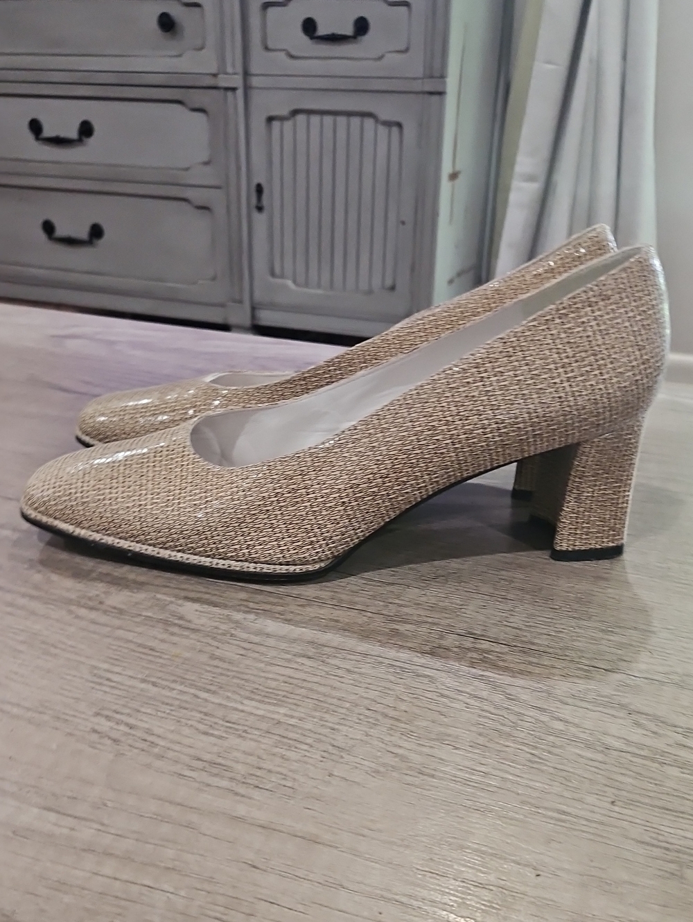 Stuart Weitzman beige woven square-toe pumps w/textured fabric upper size 7.5